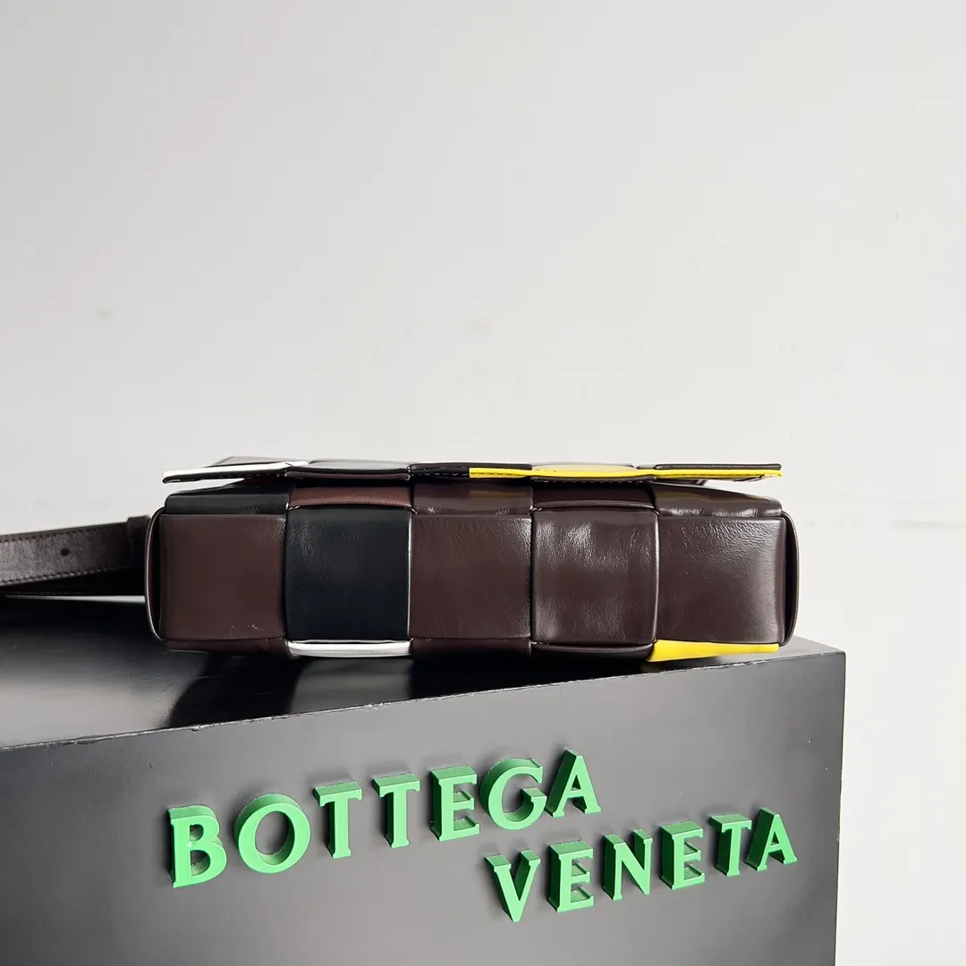 Batch 1880 BottegaVeneta new Cassette series men's fashion, colorful style trend‼ ️Macaron color matching Cassette's latest color check style is suitable for you who are leading the fashion 🌟 Braided Reverie, modern style and color ✨ Unisex, fashionable and practical, a must-have bag, easy to match with a high-end feel, very light weight, lazy and casual Style number: 667298 Size: 23*15*5cm